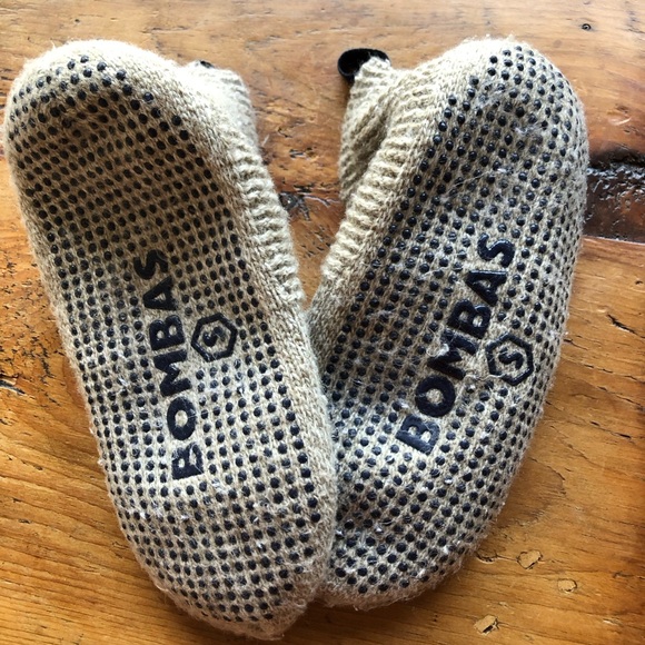 Bombas Beige Gripper Slipper Socks with Navy Pouch - Picture 5 of 5